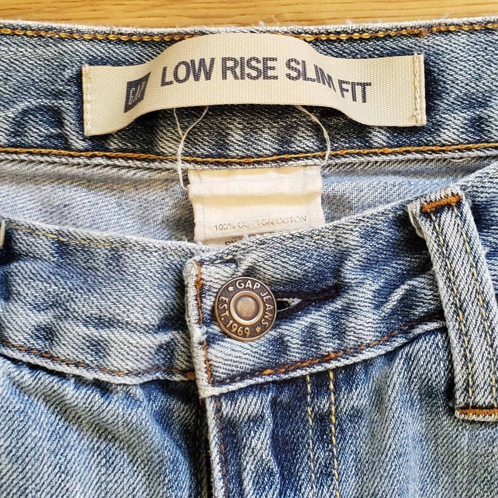 🍁Gap Low Rise Slim Fit Distressed Age Wash Jeans - Picture 2 of 5
